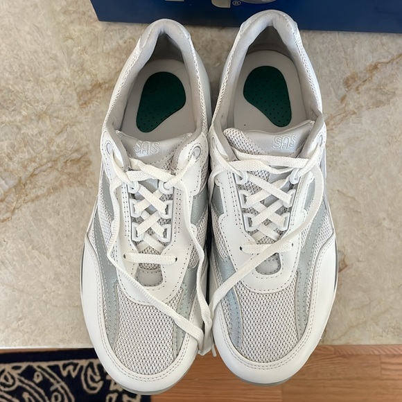 SAS white sneakers BNIB - Picture 1 of 4